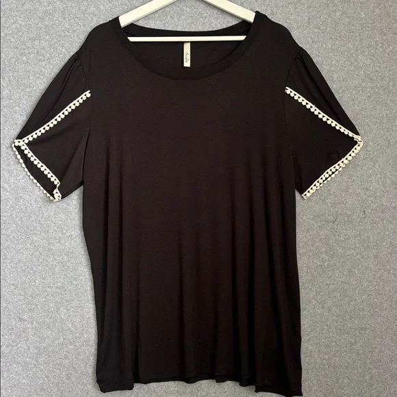 NWT Short Tulip Sleeve Floral Print V-Neck
Satin Top 1X Black/White - Picture 6 of 12